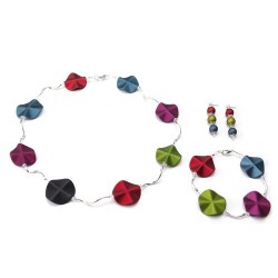 Armband met acrylkralen in diverse verschillende kleuren en verzilverde gebogen buisjes