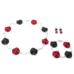 Ketting met acrylkralen in de kleuren rood-zwart en verzilverde gebogen buisjes