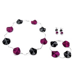 Ketting met acrylkralen in de kleuren paars-zwart en verzilverde gebogen buisjes